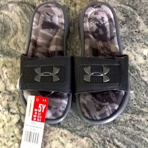New with tags Youth under Armour slides 5Y Grey and black
